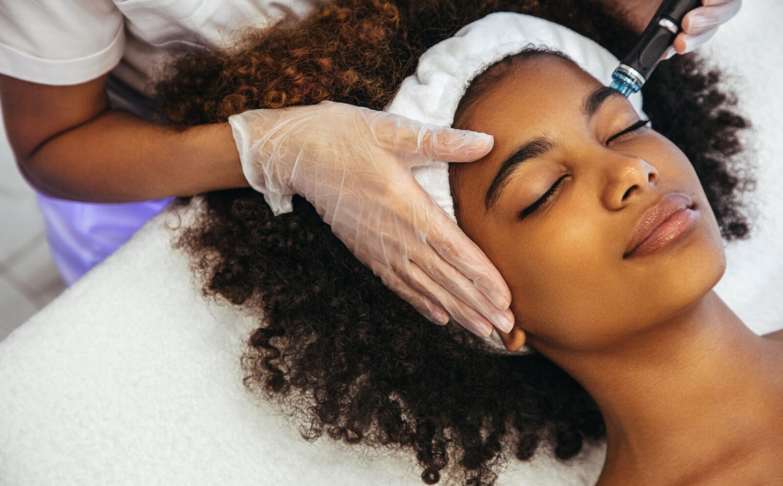 The procedure of a hydrafacial performed in a dermatology clinic.